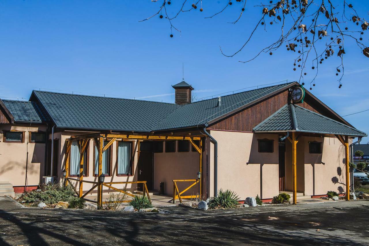 Balassagyarmat Sztar Motel Etterem מראה חיצוני תמונה