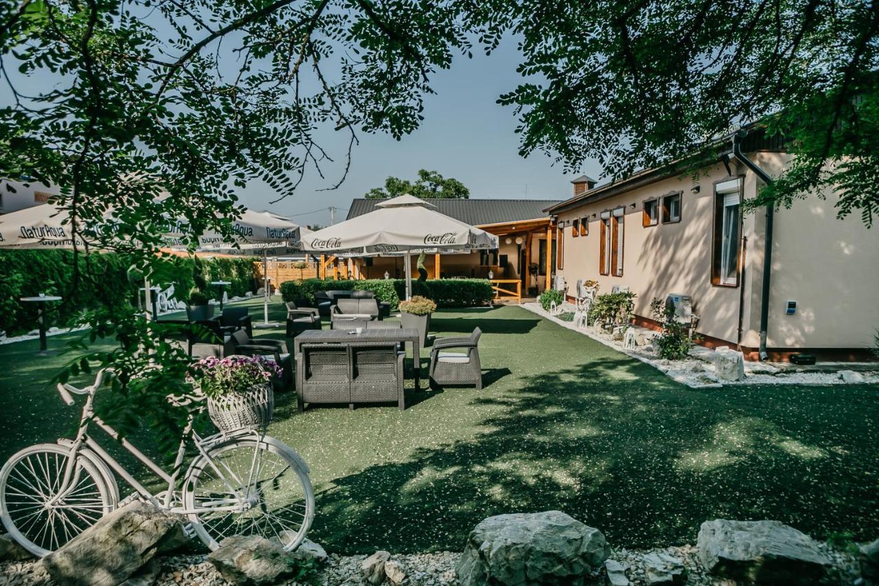 Balassagyarmat Sztar Motel Etterem מראה חיצוני תמונה